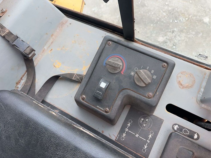 2004-caterpillar-d4g-xl-image-28