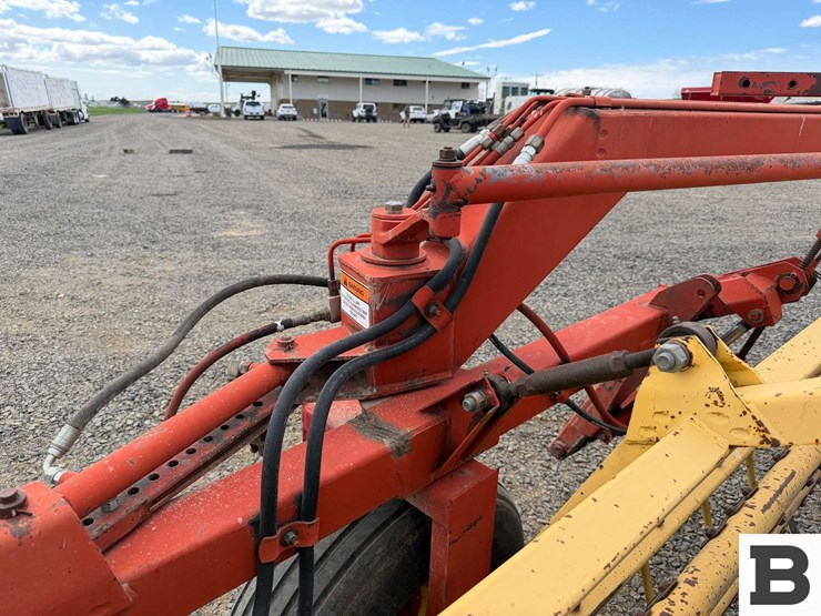 new-holland-216-image-21