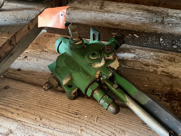#10442-•-single-hydraulic-valve-image-2