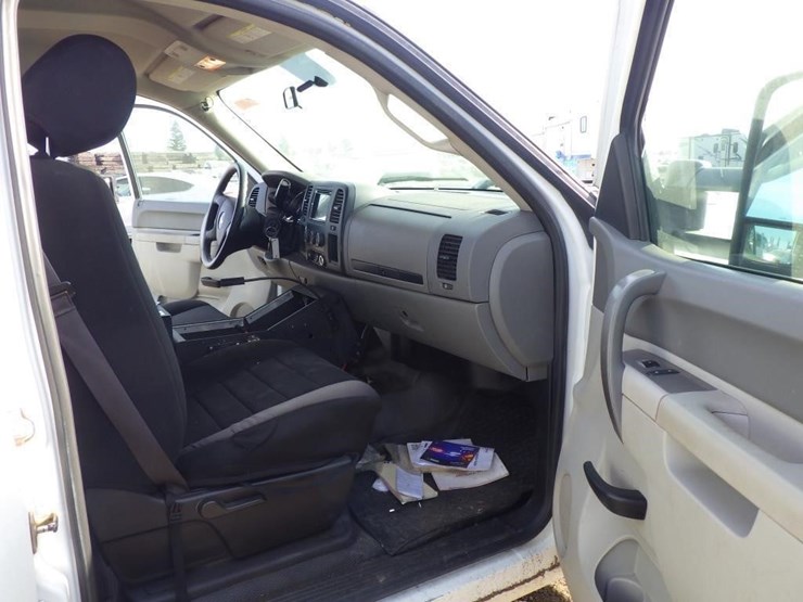 2013-chevrolet-3500hd-image-6