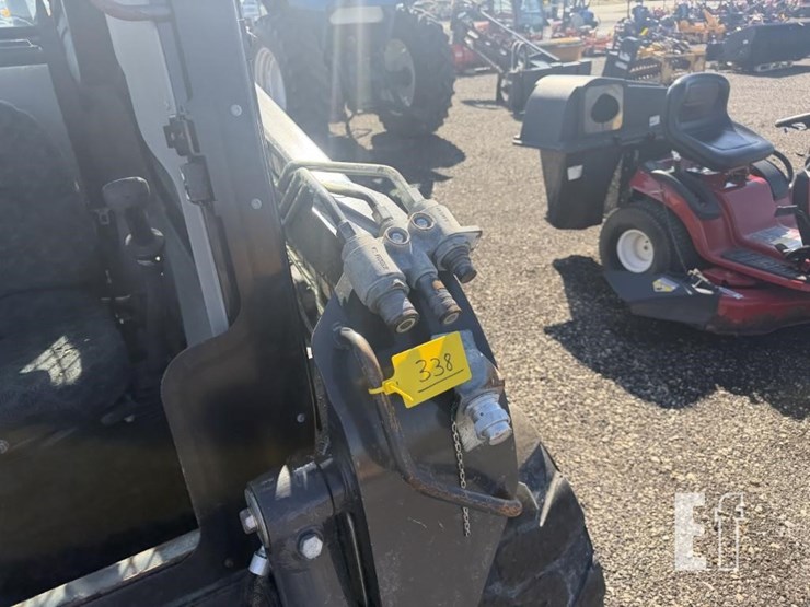 new-holland-l220-image-6