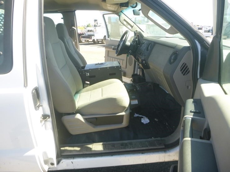 2008-ford-extra-cab-utility-truck-image-11