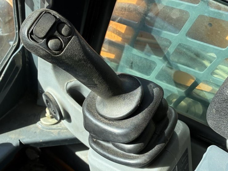 2011-mustang-2700v-image-24