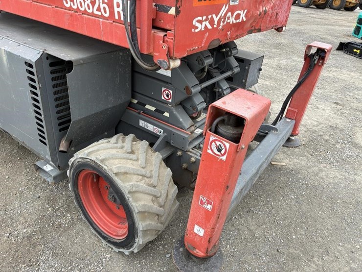 2019-skyjack-sj6826rt-image-6