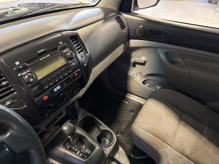 2012-toyota-tacoma-image-23