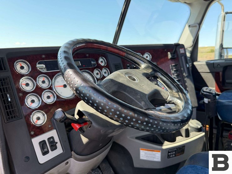 2012-freightliner-coronado-sd-tractor-truck-image-68