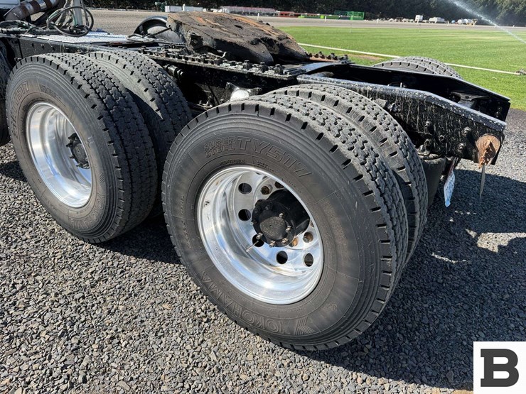 2012-freightliner-cascadia-125-image-25
