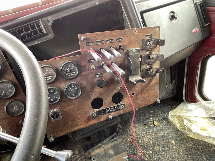 1992-peterbilt-377-image-27