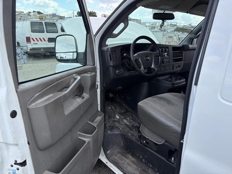 2017-chevrolet-express-2500-image-12