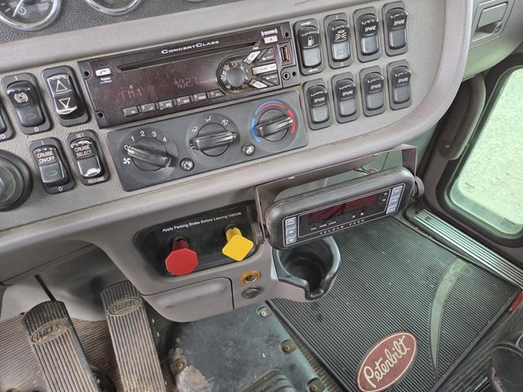 2016-peterbilt-367-image-13