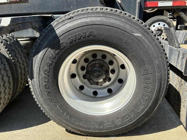 2009-peterbilt-320-image-5