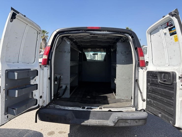 2015-chevrolet-express-2500-image-10