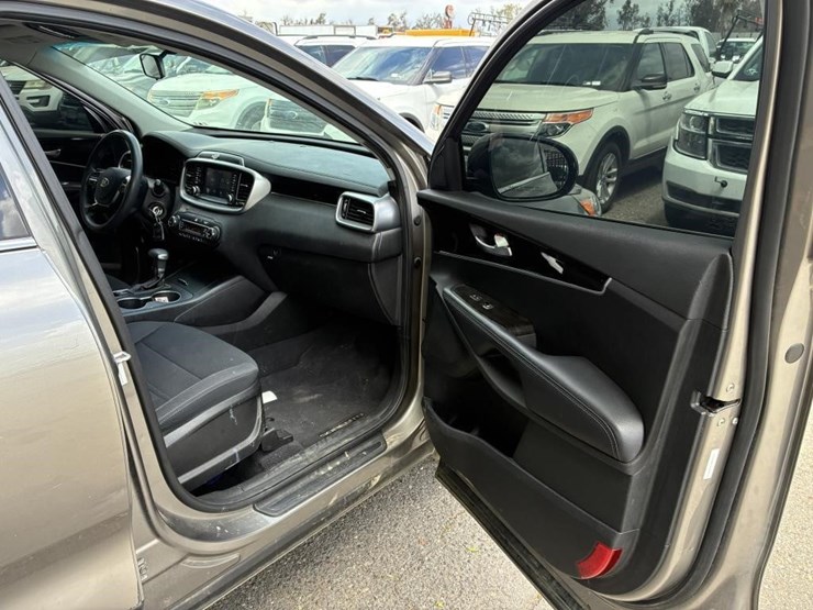 2019-kia-sorento-lx-image-14