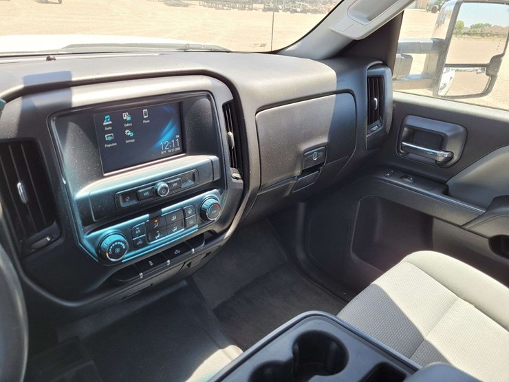 2019-chevrolet-silverado-2500-w/t-image-15