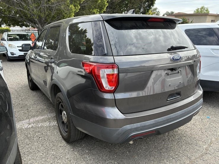 2017-ford-explorer-image-4