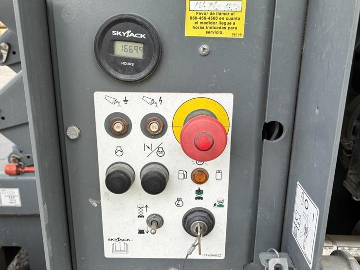 2019-skyjack-sj6826rt-image-14