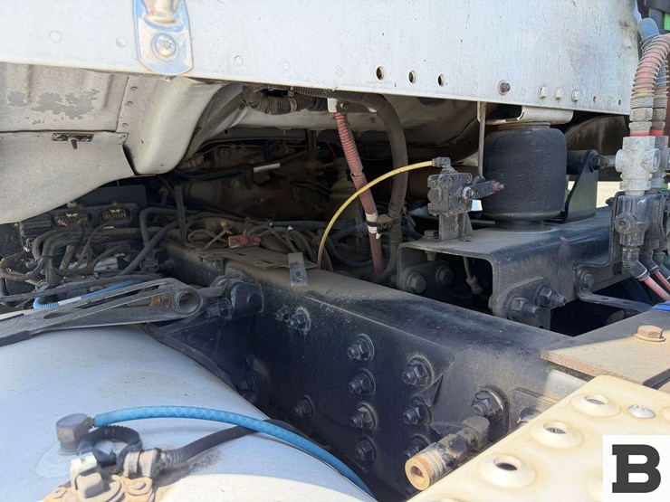 2016-freightliner-m2-bobtail-tractor-truck-image-18