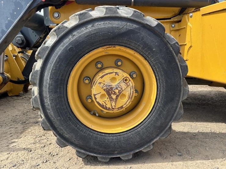 2019-deere-310l-ep-image-27