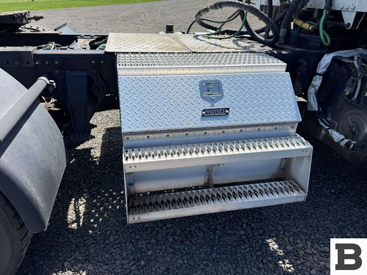 2016-freightliner-m2-bobtail-tractor-truck-image-28