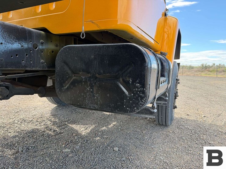 1985-international-1854-flatbed-truck-image-29