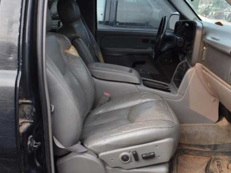 2004-chevrolet-tahoe-image-8
