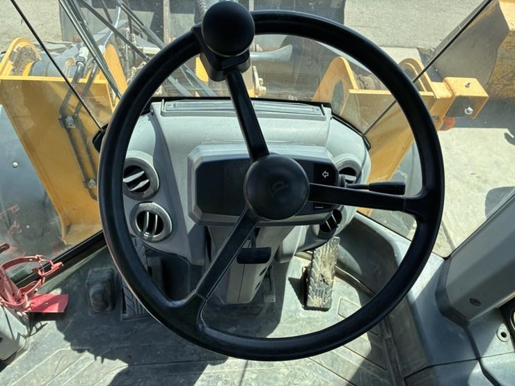 2021-deere-624l-image-18