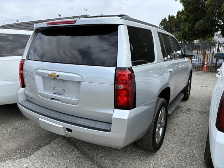 2017-chevrolet-tahoe-lt-image-3