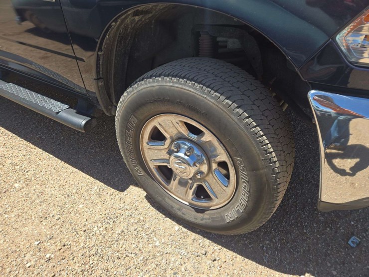2016-ram-2500-tradesman-crew-cab-/-lwb-4d-image-8