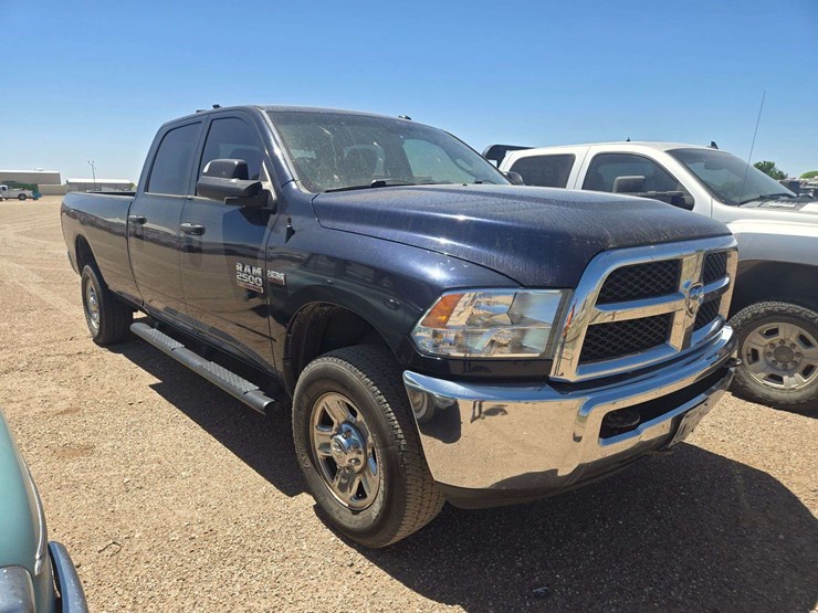 2016-ram-2500-tradesman-crew-cab-/-lwb-4d-image-2
