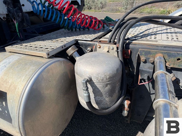 2012-freightliner-coronado-sd-tractor-truck-image-18