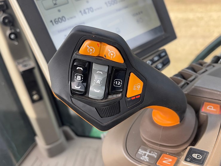 2022-john-deere-8r-370-image-29