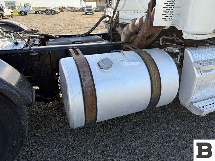 2012-freightliner-cascadia-125-image-38