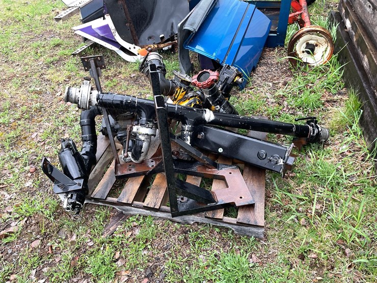 #10364-•-fuel-pump-off-of-semi-tractor-image-4