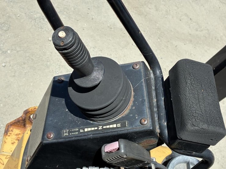 2009-caterpillar-cb24-image-18