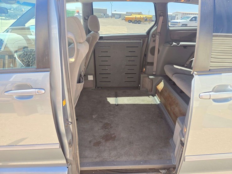 2006-toyota-sienna-le-wagon-4d-image-10