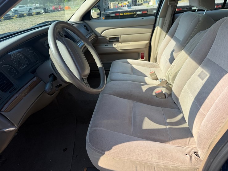 #553-•-#552-•-2004-ford-crown-victoria-image-9