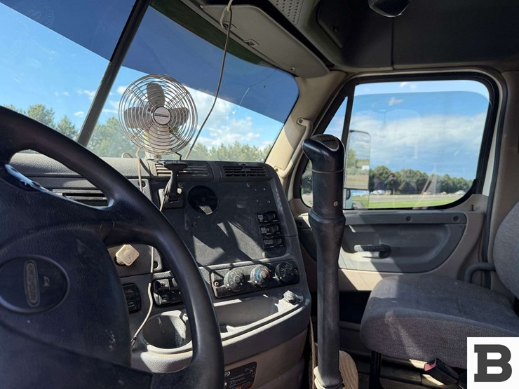 2012-freightliner-cascadia-125-image-63