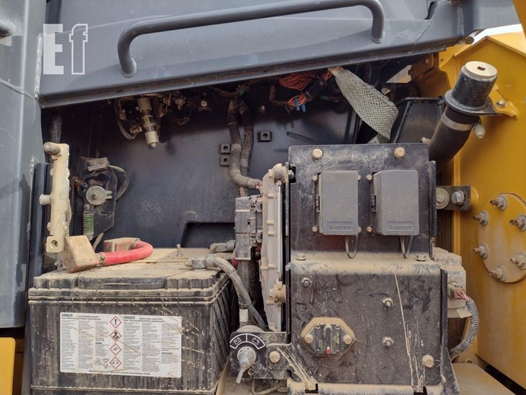 2013-deere-700k-lgp-image-22