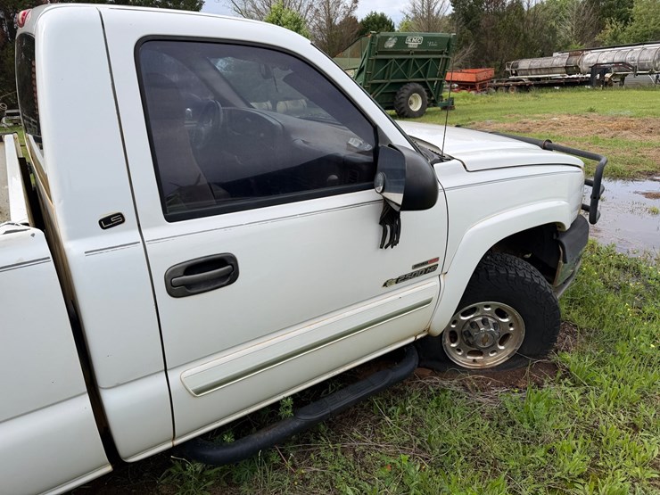 2004-chevrolet-silverado-2500-image-5