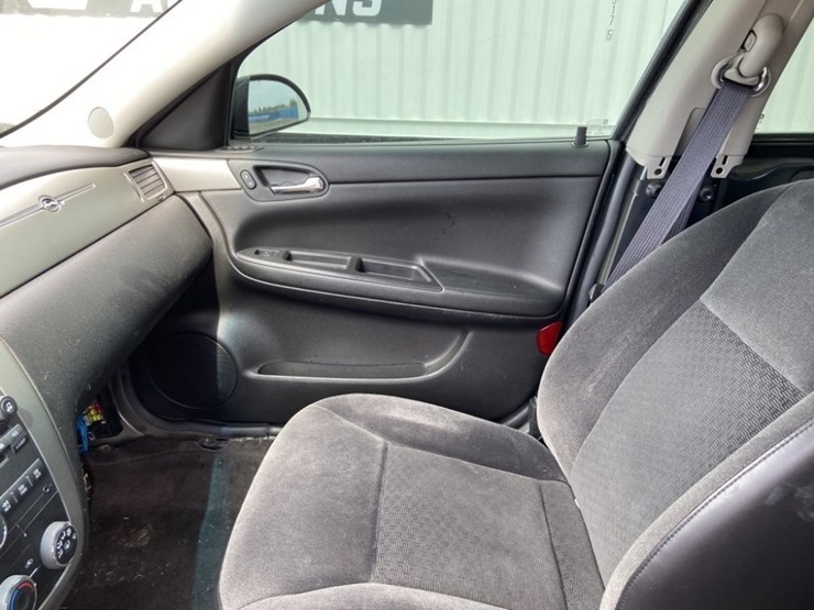 2014-chevrolet-impala-limited-sedan-image-14