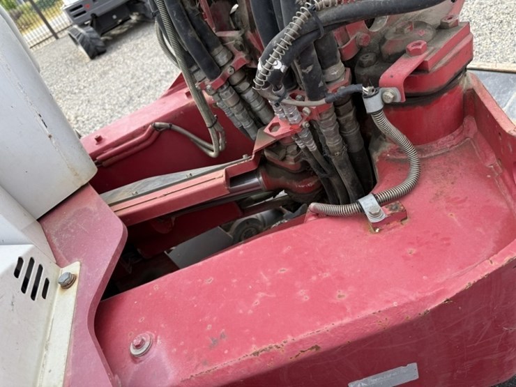 2016-takeuchi-tb280fr-image-38