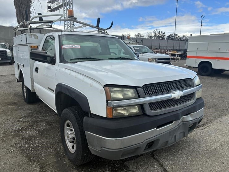 2004-chevrolet-silverado-2500hd-image-2