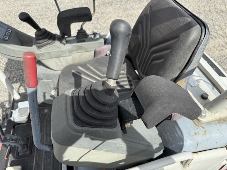 2017-takeuchi-tb216-image-34