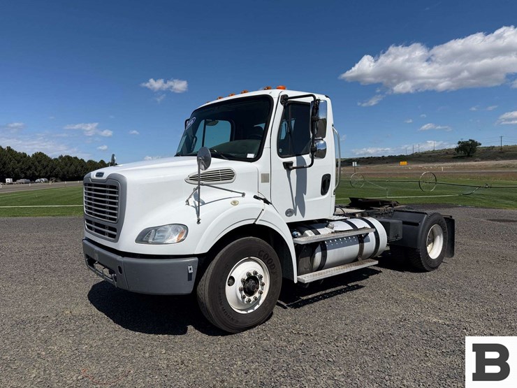 2016-freightliner-m2-bobtail-tractor-truck-image-1