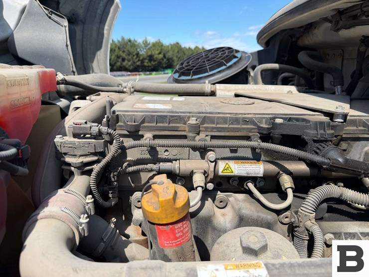 2016-freightliner-m2-bobtail-tractor-truck-image-37