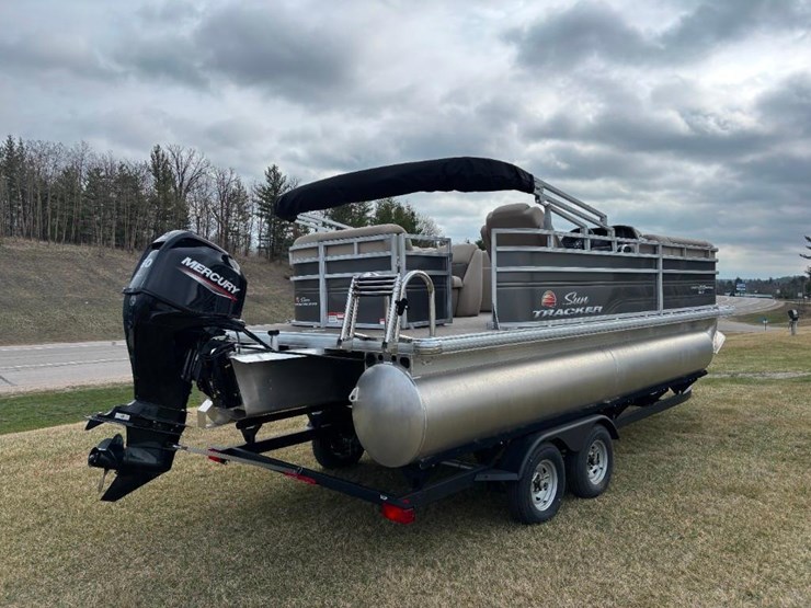2024-sun-tracker-party-barge-20-pontoon-image-5