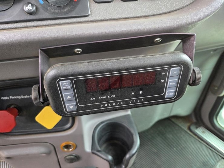 2016-peterbilt-367-image-14