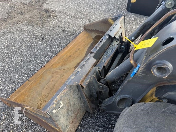 2016-new-holland-l220-image-8