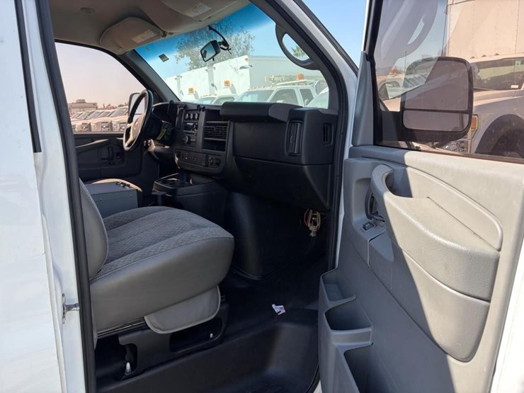 2015-chevrolet-express-2500-image-9