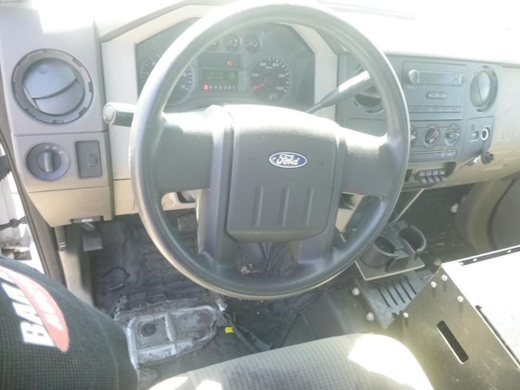 2008-ford-extra-cab-utility-truck-image-12